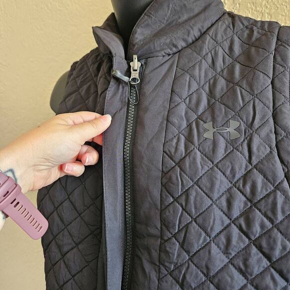 Under Armour Reversible Iowa Hawkeyes Vest - Picture 11 of 12